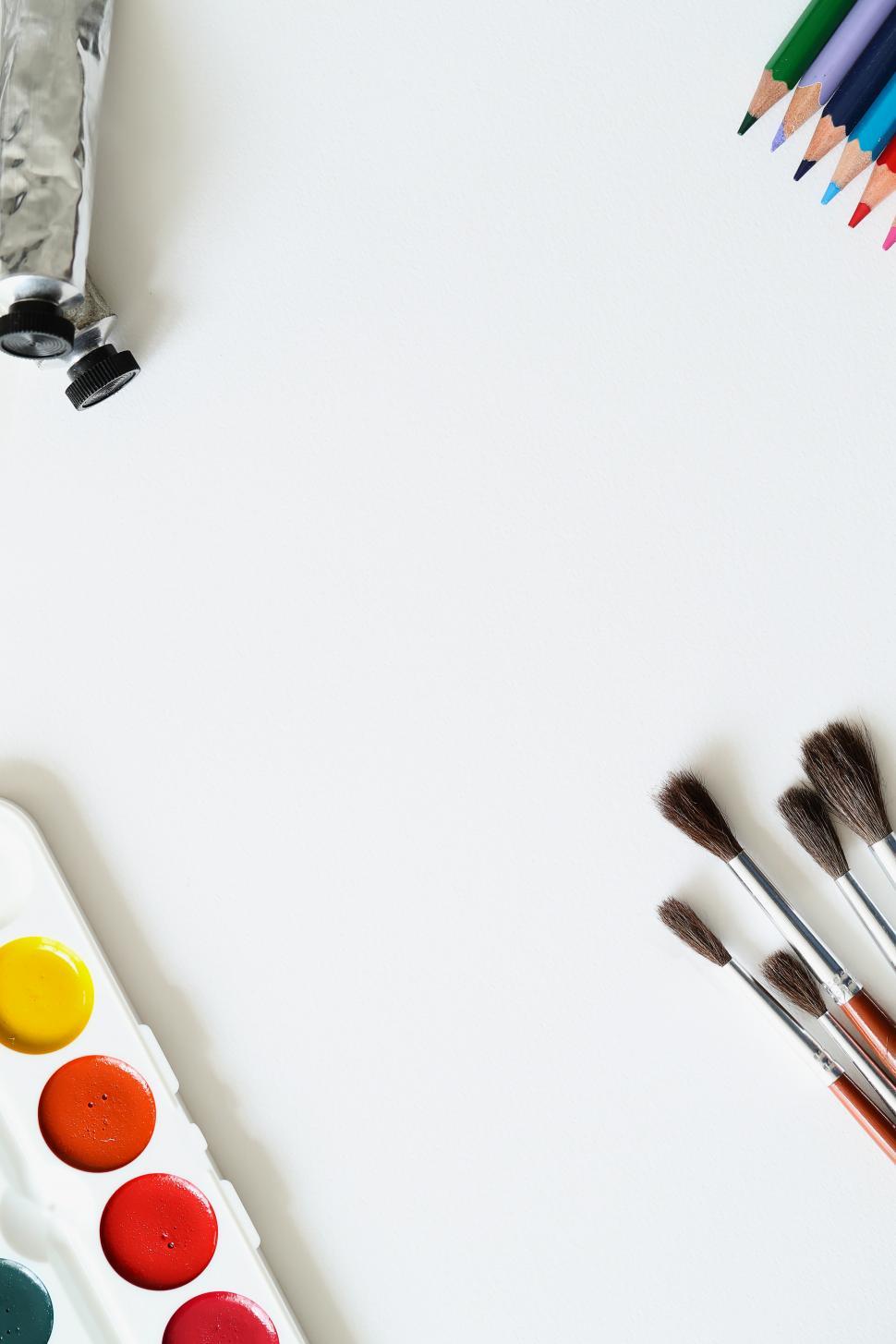 Free Image of Paint supplies with copyspace 