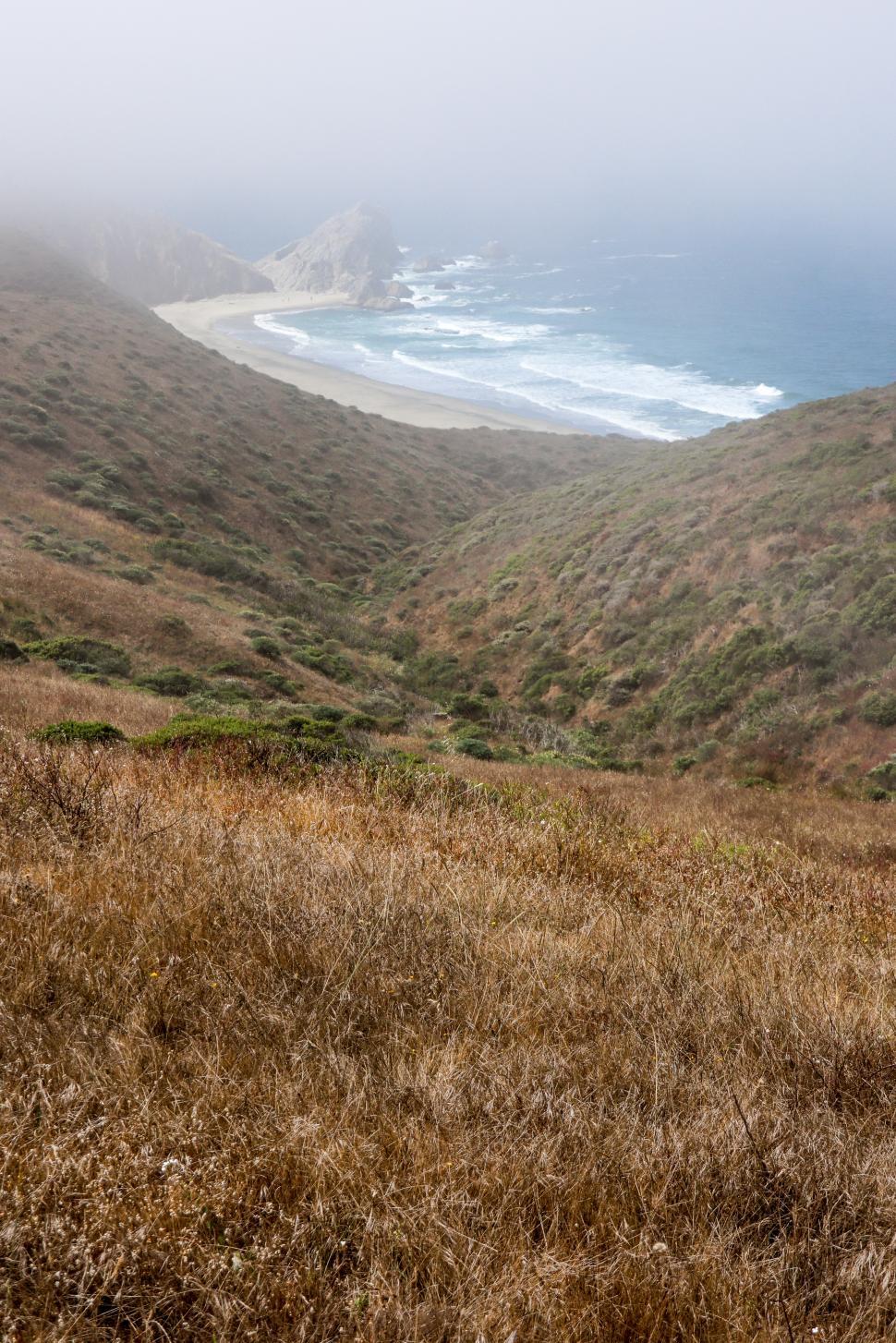 Free Image of Distant Foggy Beach 