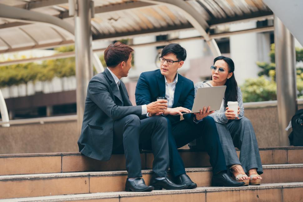 Free Image of Business people with laptop computer 