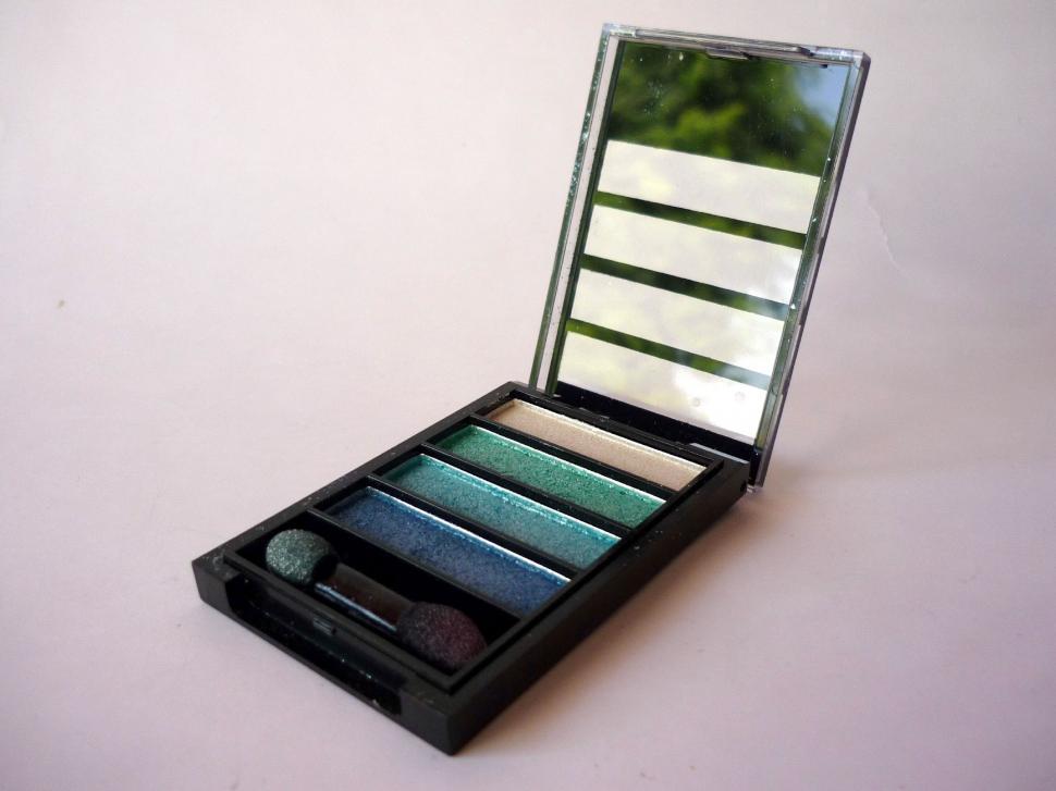 Free Image of Box of Eyeshades on Table 
