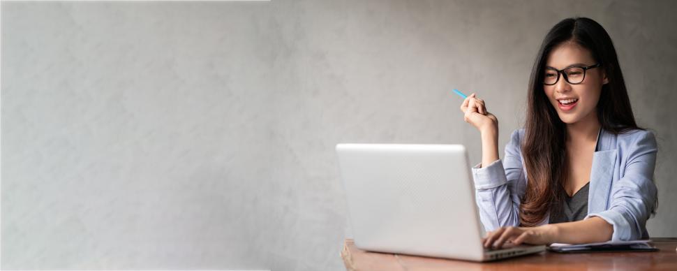 Free Image of Young businesswoman working from home 