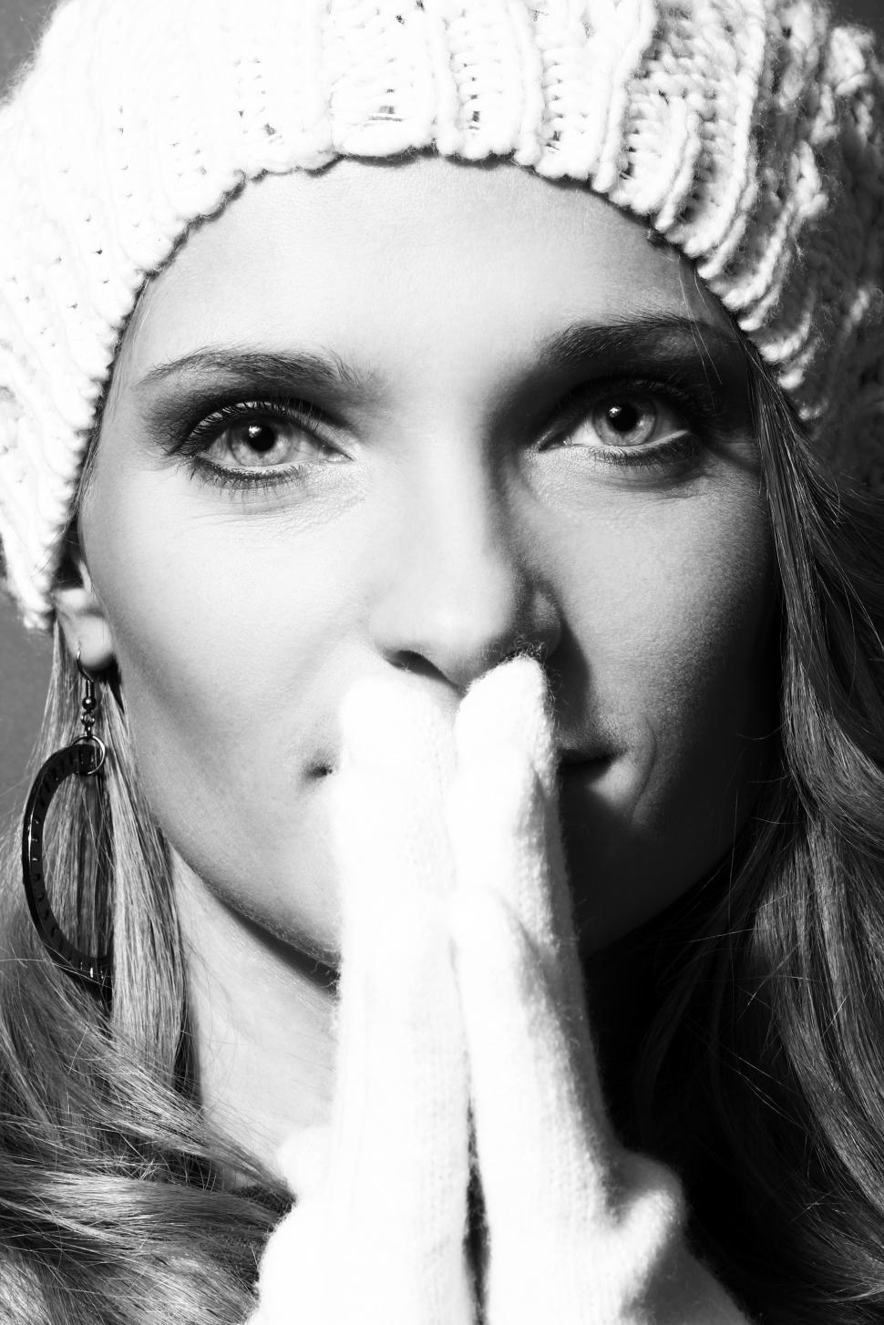 Free Image of Black and white image of girl in white hat and gloves 