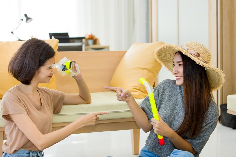 Free Image of Young Asian women are prepared to go diving. 
