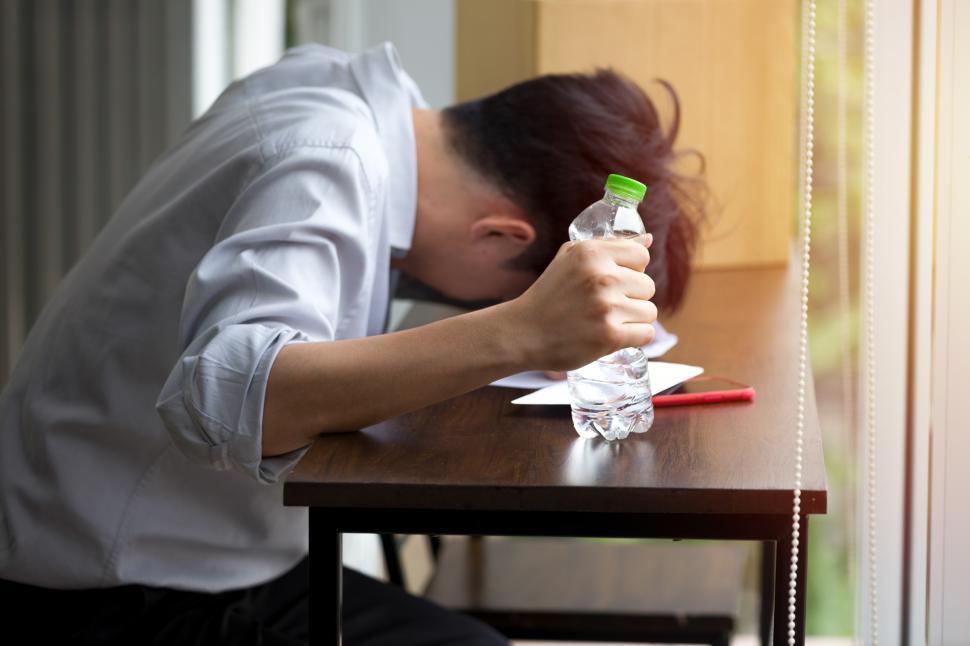 Free Image of The male employee was stressed because he was fired 