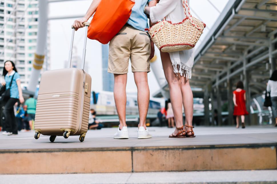Free Image of Tourists arrive for vacation in the city 