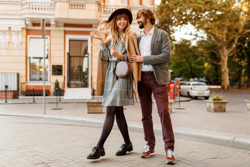 Free Image of Fashionable couple in love 