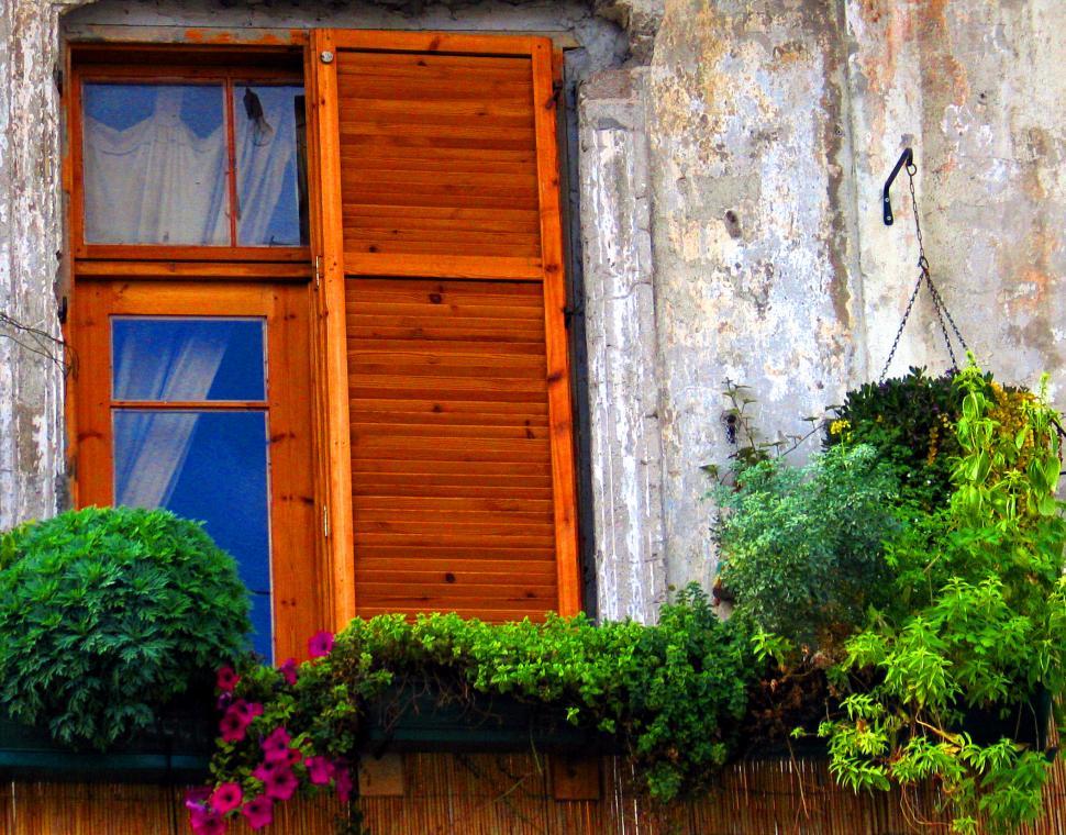 Free Image of windows in tel aviv 