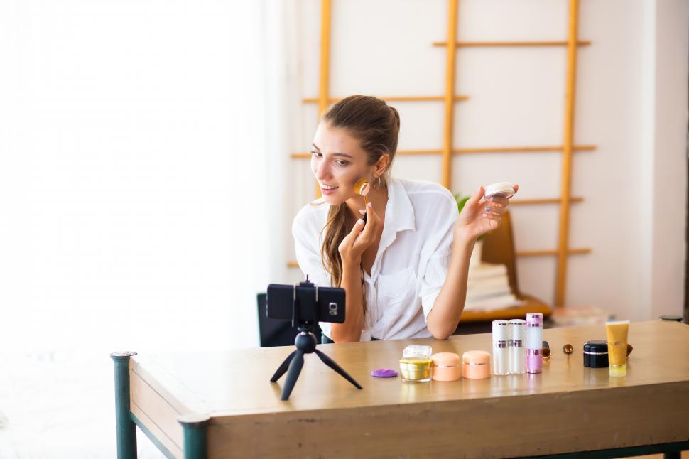 Free Image of Makeup blogger or influencer 