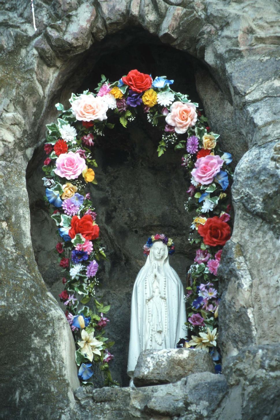 Free Image of Shrine in the side of a rock 