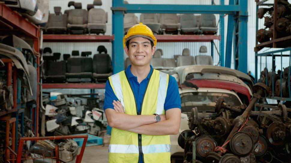 Free Image of Worker in auto parts recycling center, wearing safety gear 