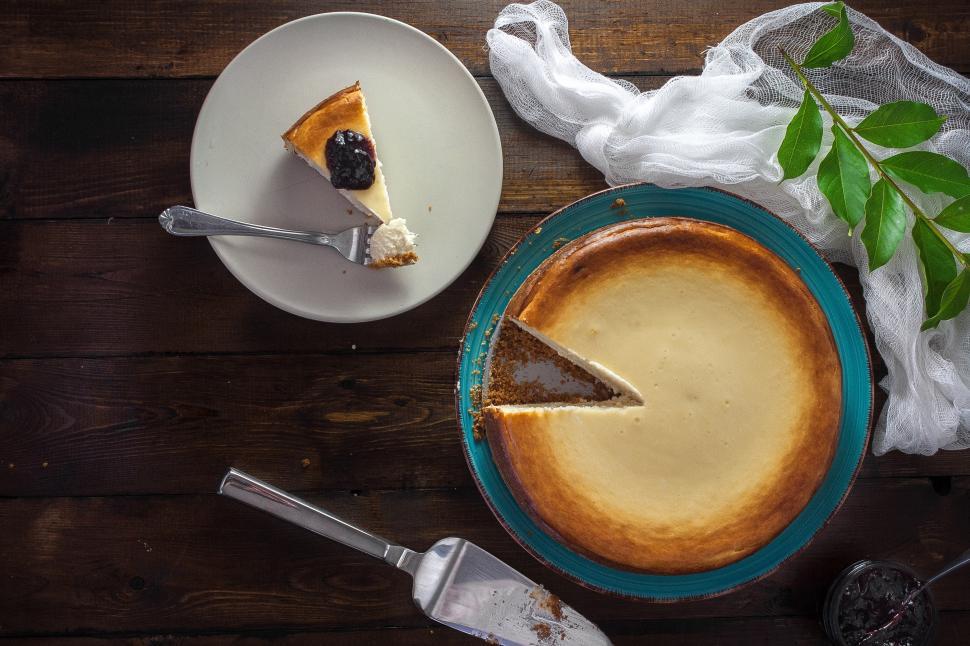 Free Image of A plate of cheesecake and a spatula 