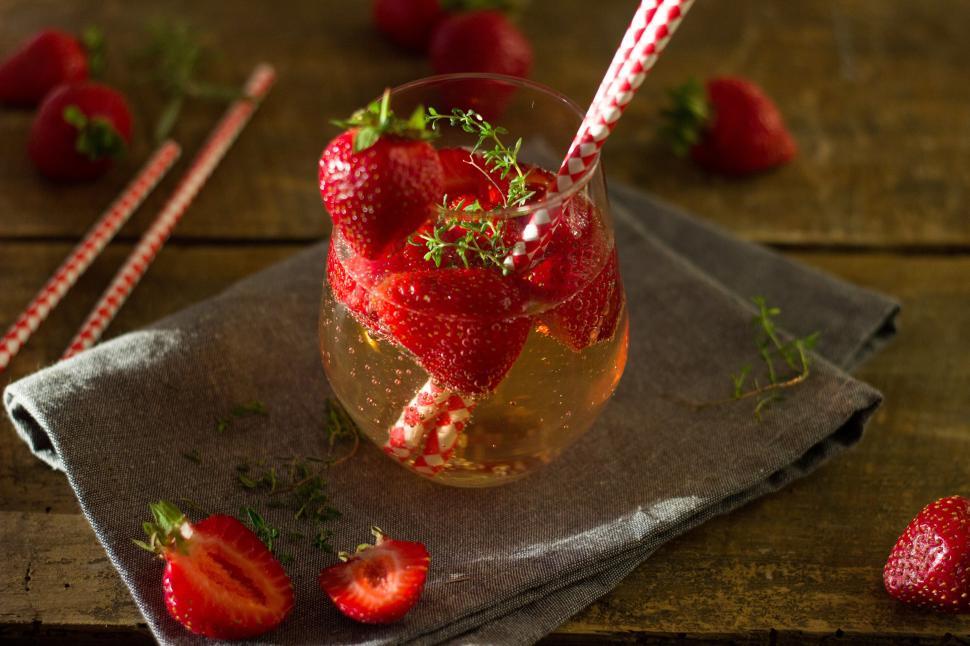 A glass of mineral water with straw – License Images – 934814 ❘ StockFood