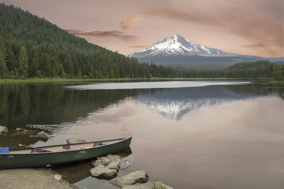 Free Image of A boat on the water 