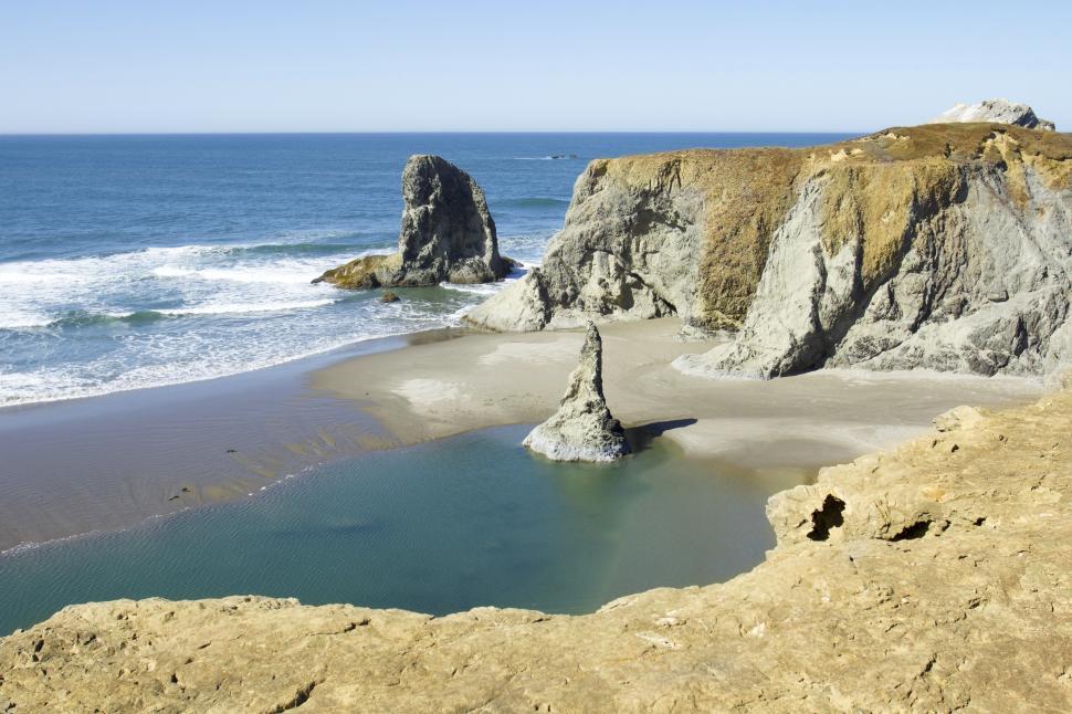 Free Image of A body of water with rocks in the water 