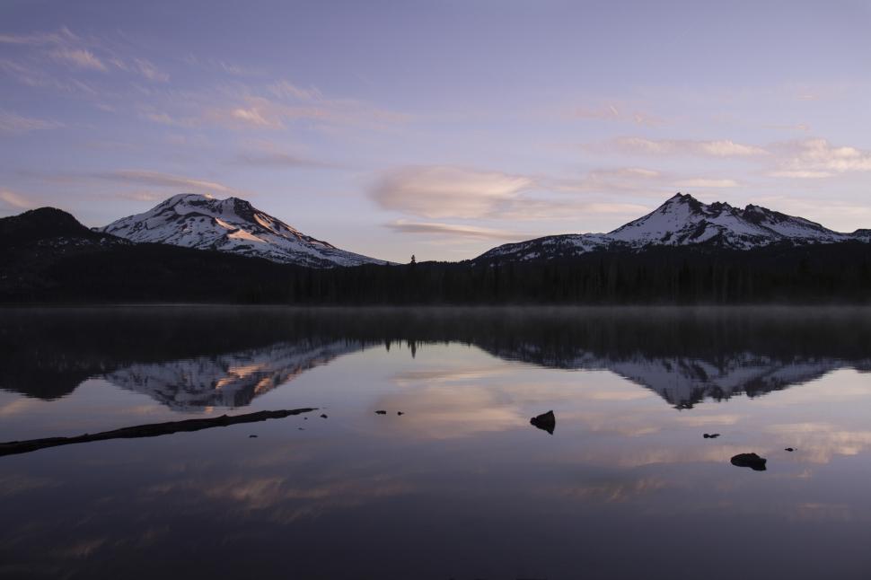 Free Image of A lake with mountains in the background 