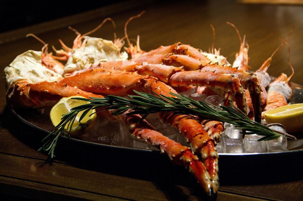 Free Image of A plate of crab legs and lemon on ice 