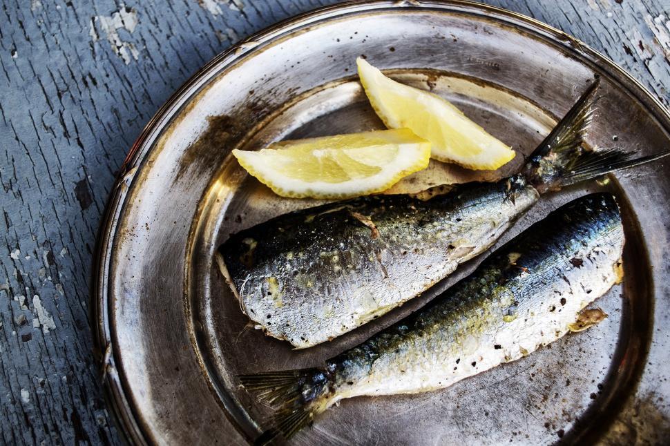 Free Image of A fish on a plate with lemon slices 