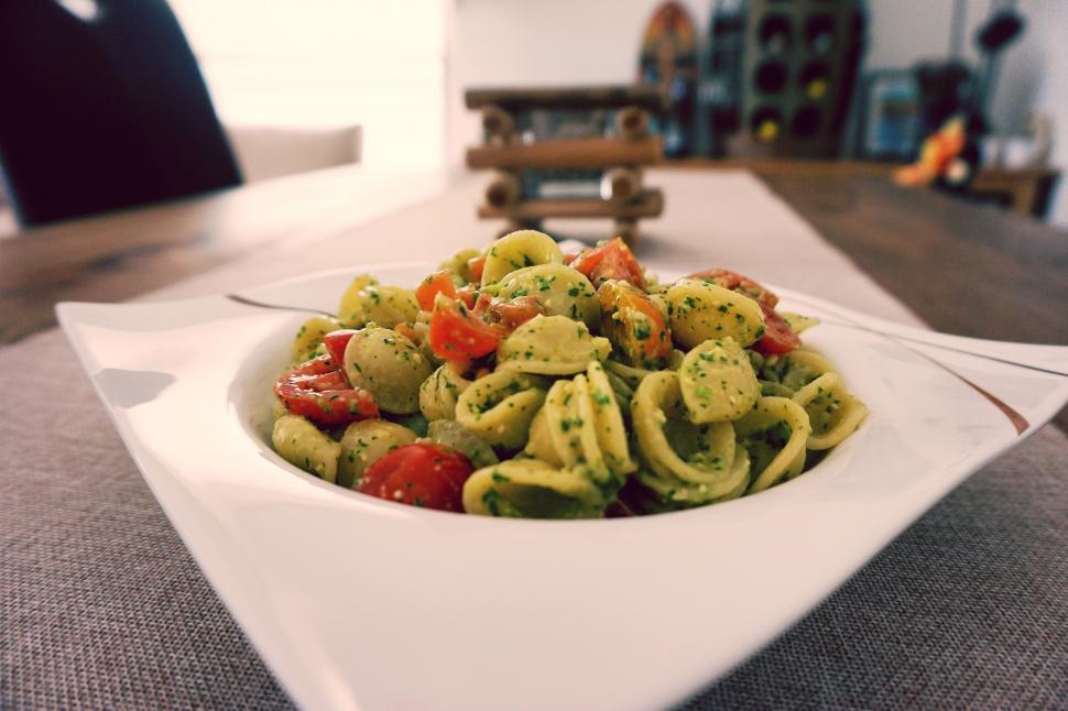 Free Image of A bowl of pasta with tomatoes and sauce 