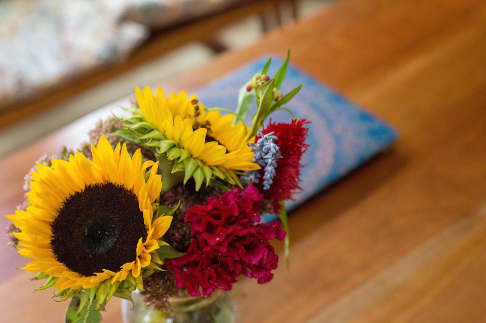 Free Image of A bouquet of flowers in a glass vase 