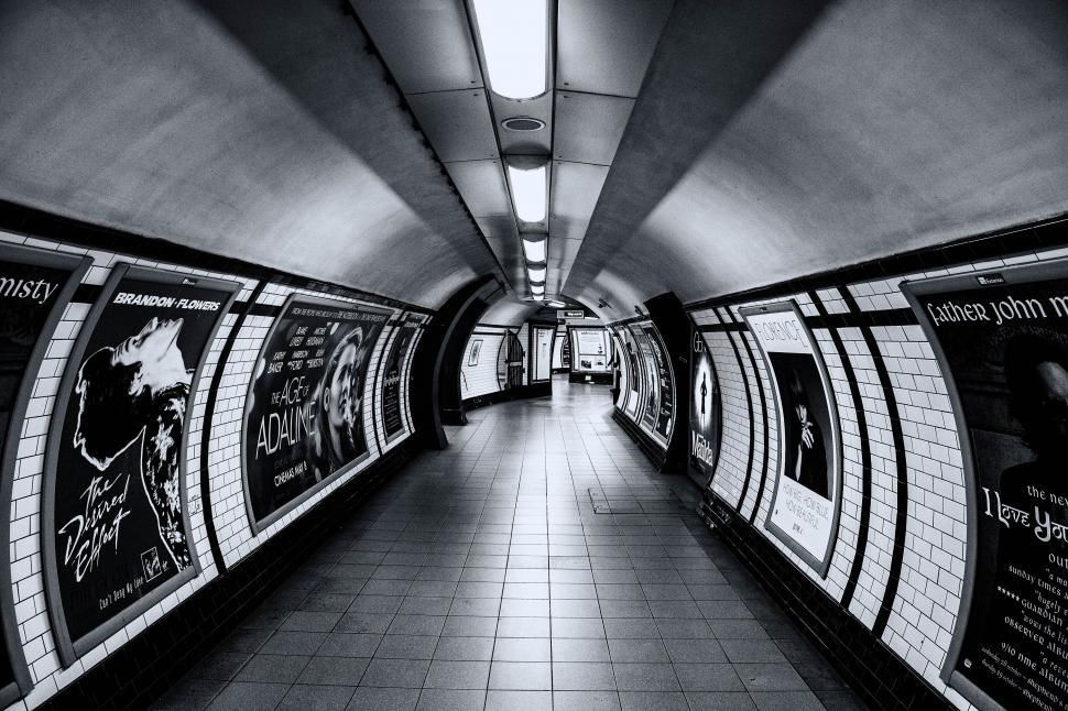 Free Image of A tunnel with a tile floor and a tile floor 