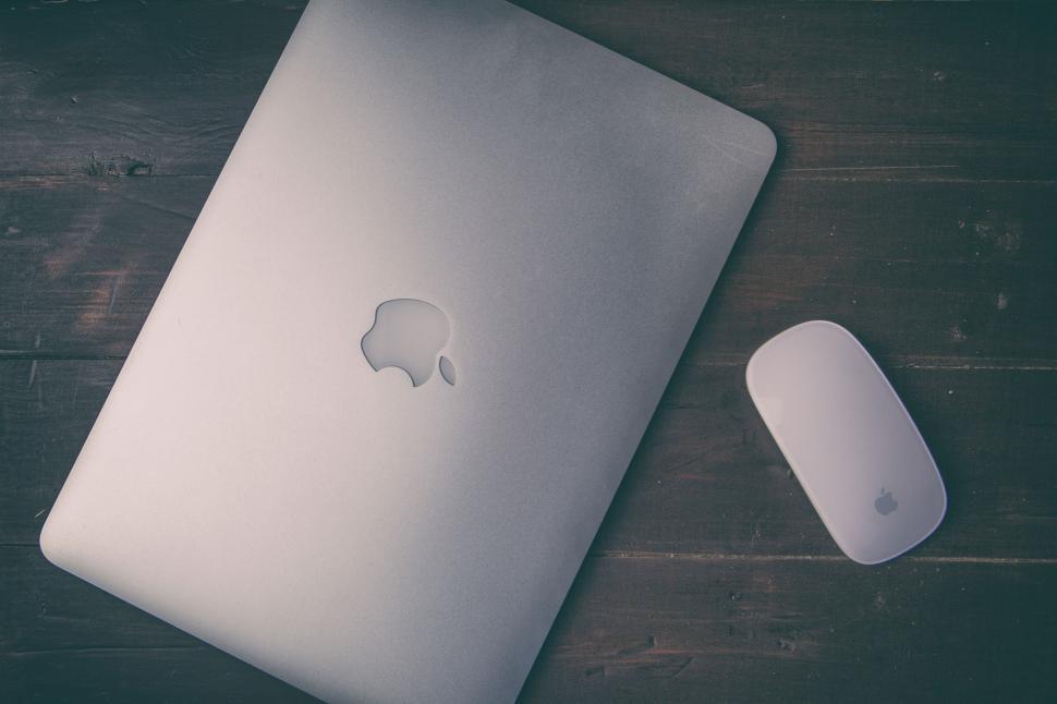 Free Image of A laptop and a mouse on a table 