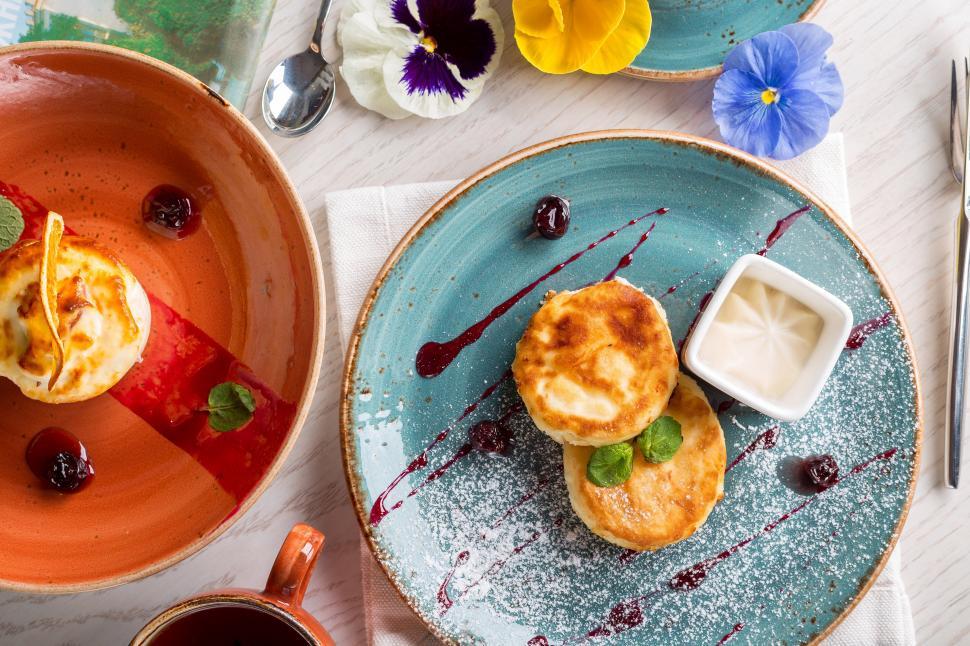 Free Image of Food on a plate with sauce and flowers 