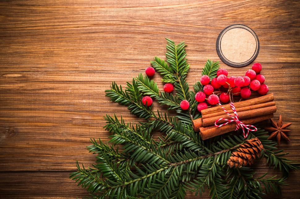 Free Image of A pinecone and berries on a table 