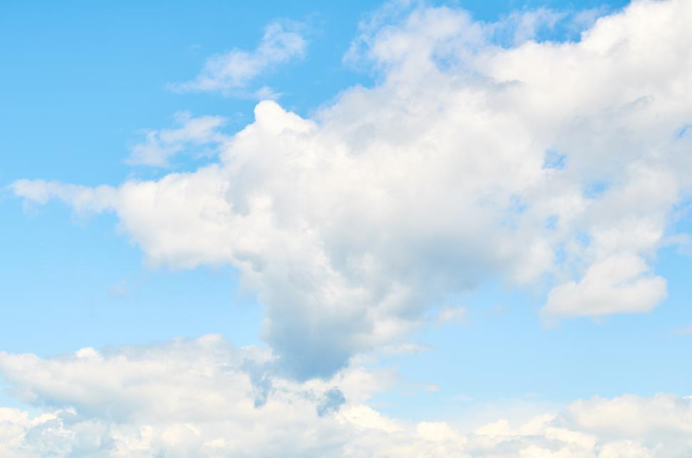Free Image of A blue sky with clouds 