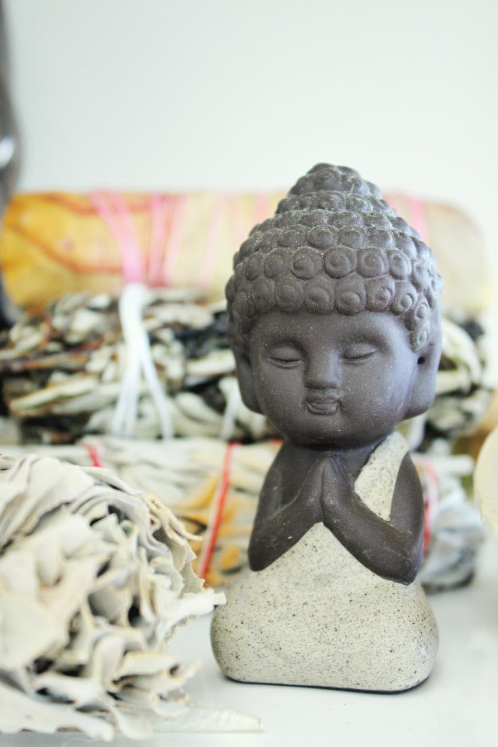 Free Image of A statue with hands together 