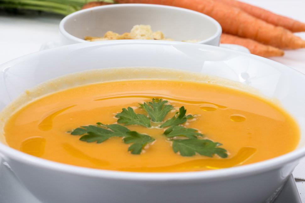 Free Image of A bowl of soup with parsley in it 