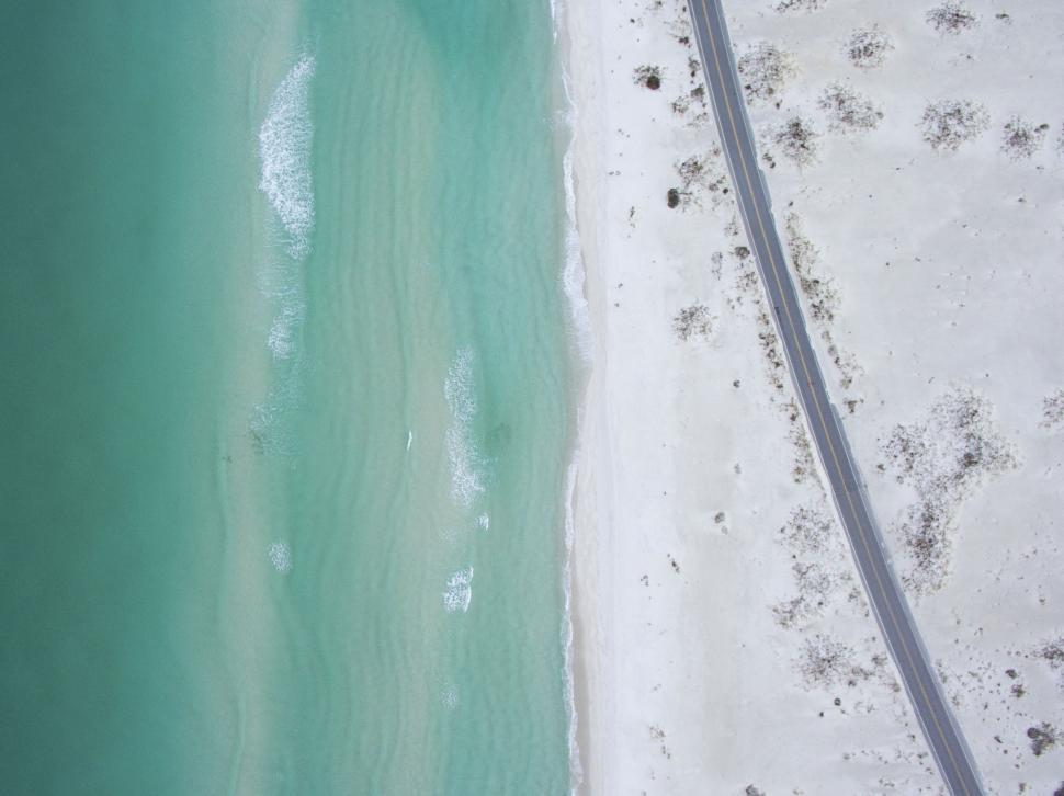 Free Image of A road next to a beach 