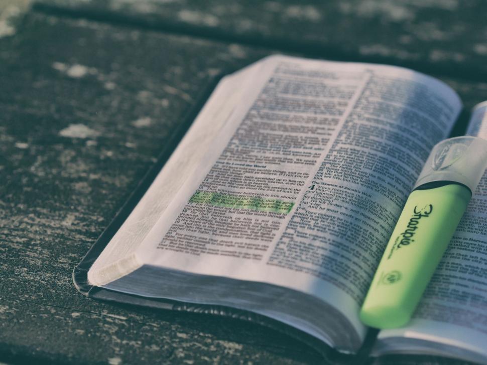 Free Image of A book and a marker on a table 