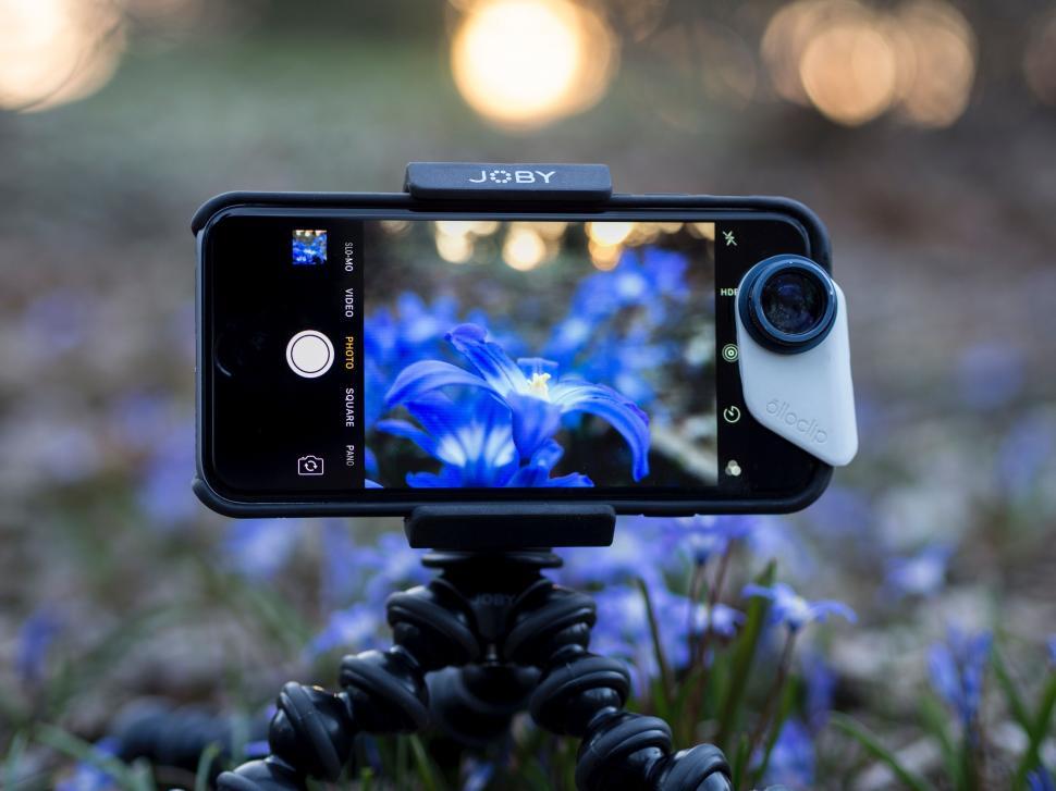 Free Image of A cell phone on a tripod 