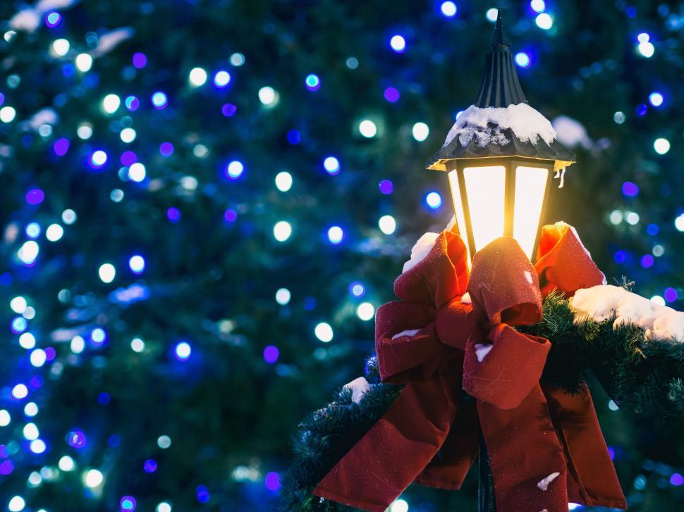 Free Image of A light on a pole with a bow 