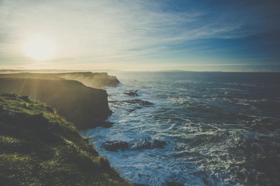 Free Image of A body of water with waves crashing on the side 
