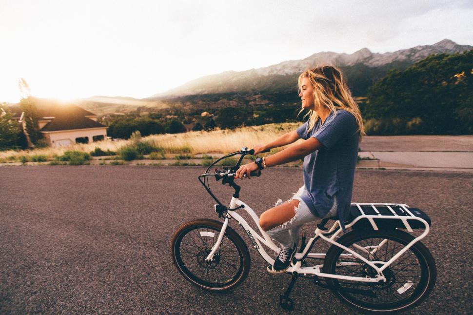 Free Image of A woman riding a bicycle 