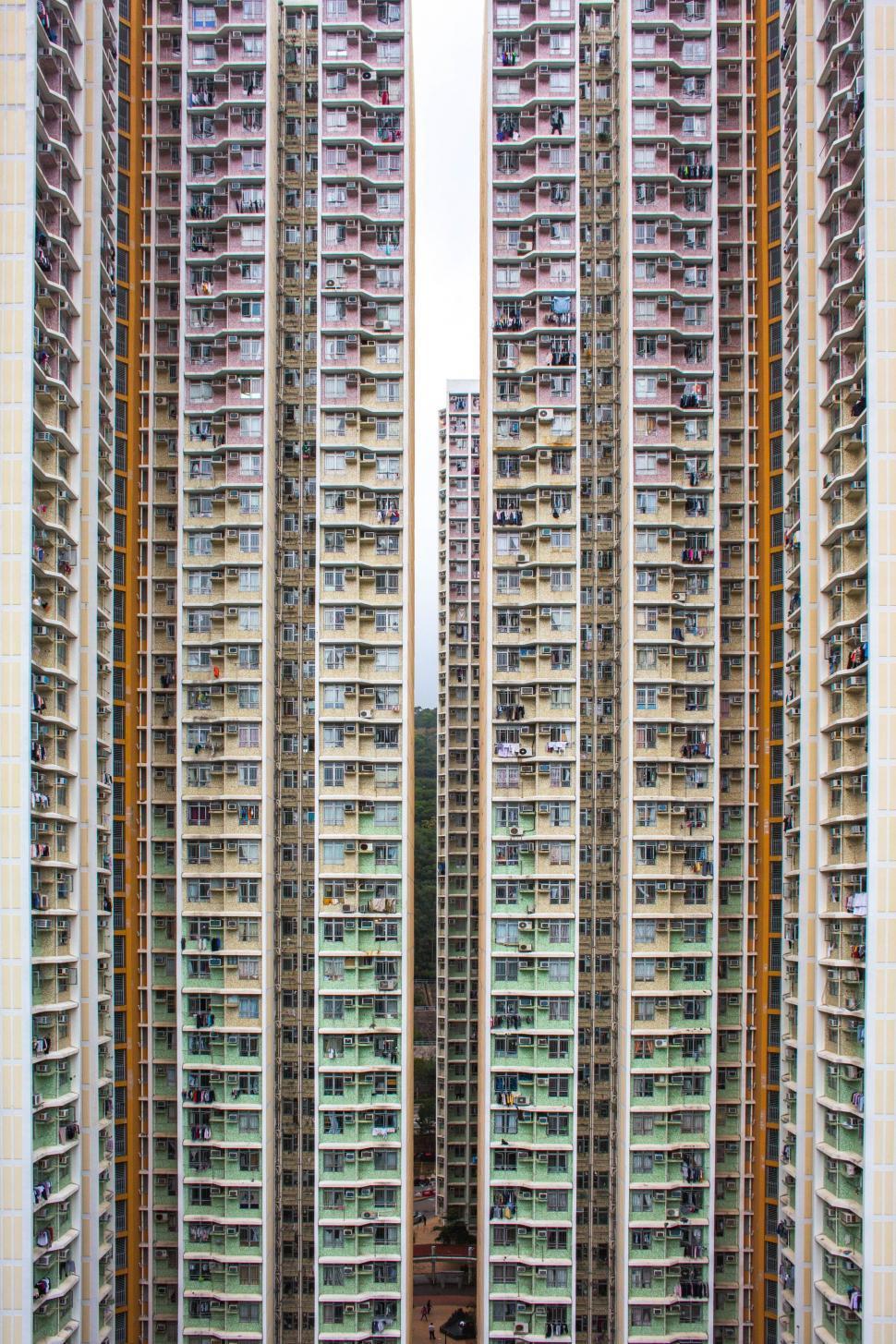Free Image of A tall building with many windows 
