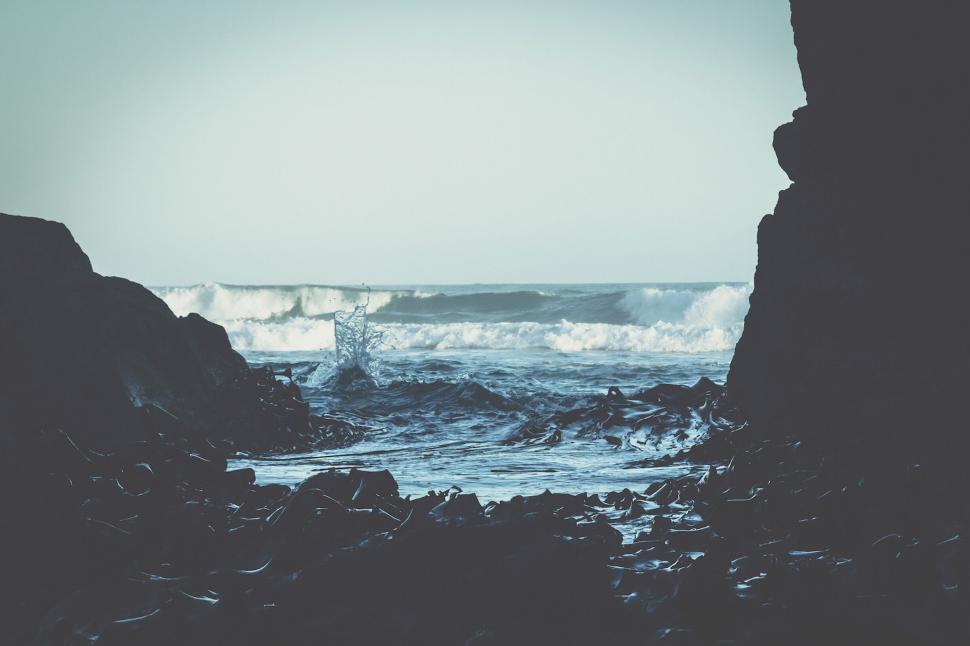 Free Image of Waves crashing waves on rocks 