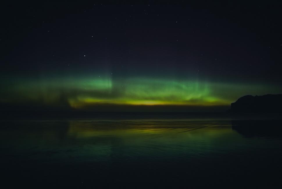 Free Image of A green lights in the sky 