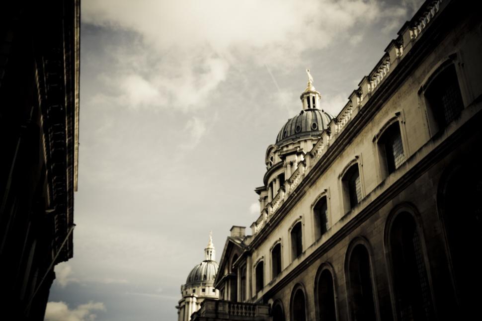 Free Image of A building with a dome on top 
