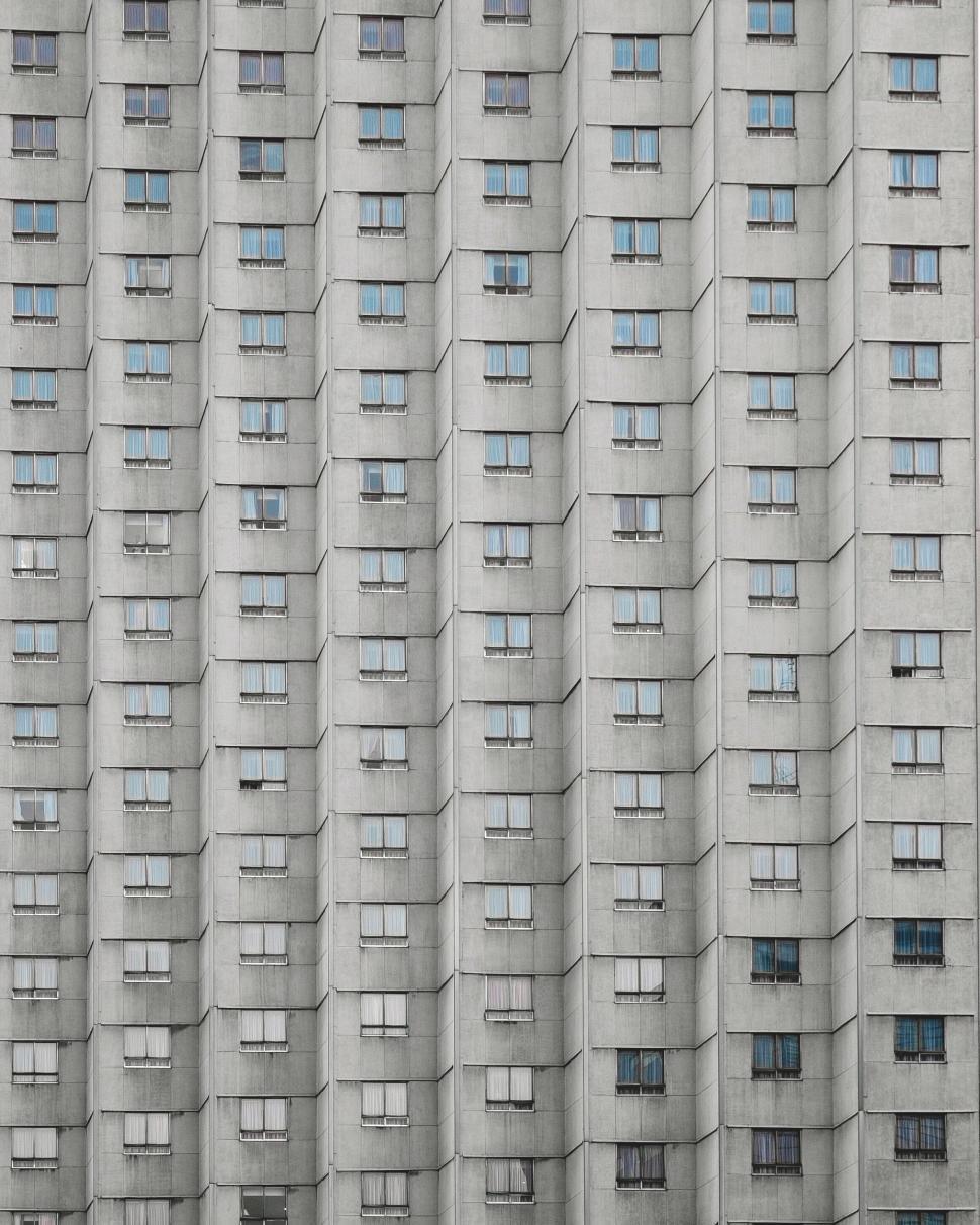 Free Image of Impressive Skyscraper With Numerous Windows 