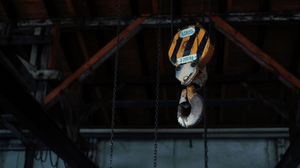 Free Image of A yellow and black crane hook 