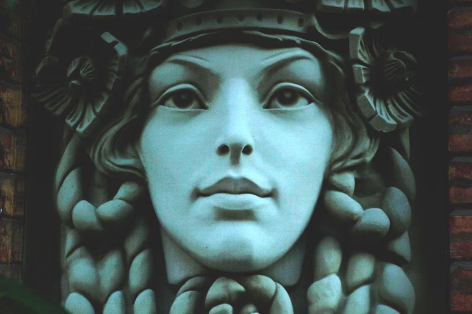 Free Image of A statue of a woman 