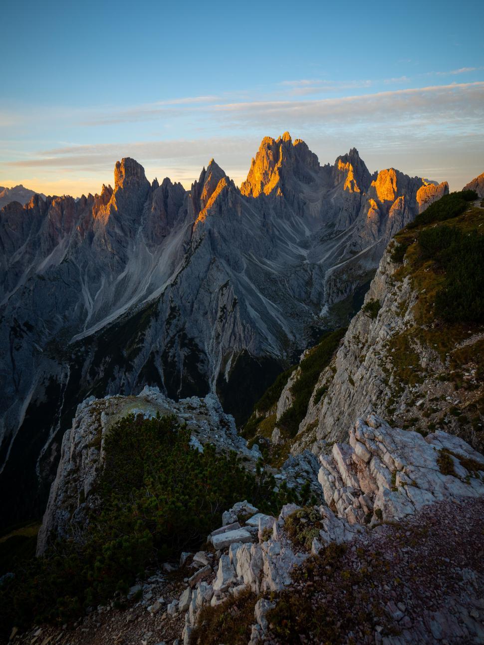 Free Image of A rocky mountains with trees and bushes 