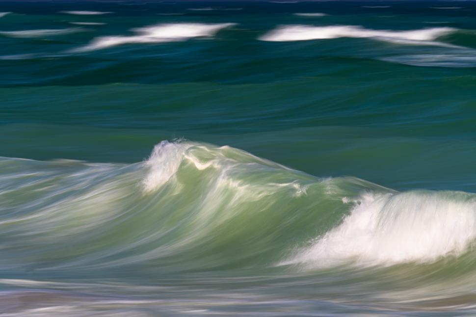Free Image of Waves crashing waves in the ocean 