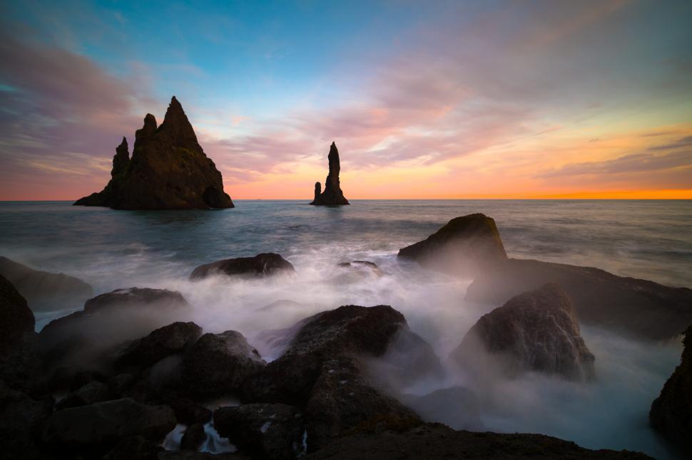 Free Image of Rocks in the water with waves crashing on rocks 