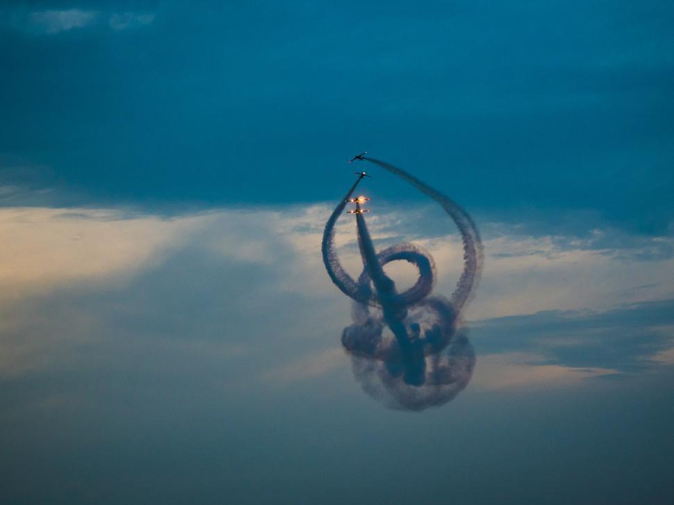 Free Image of Airplanes flying in the sky 