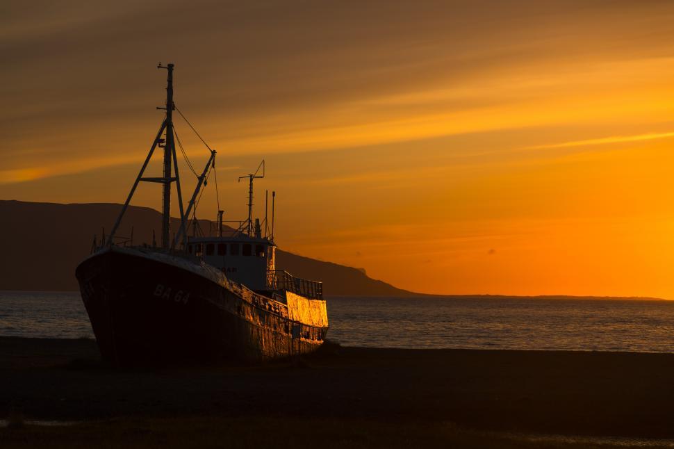 Free Image of A boat on the beach 