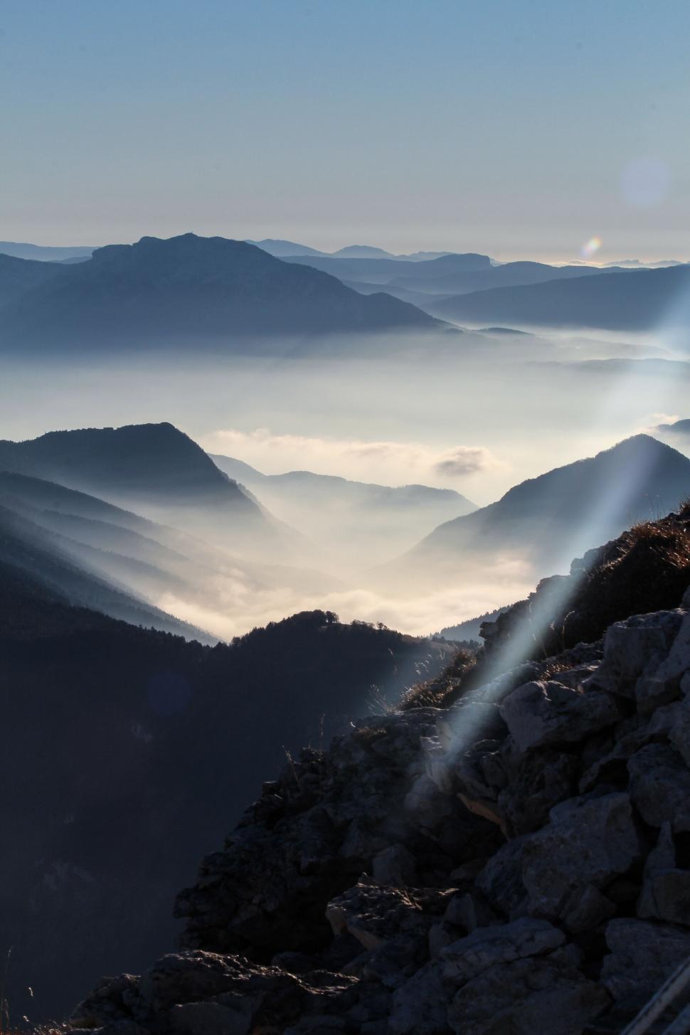 Free Image of Sun shining through the clouds 