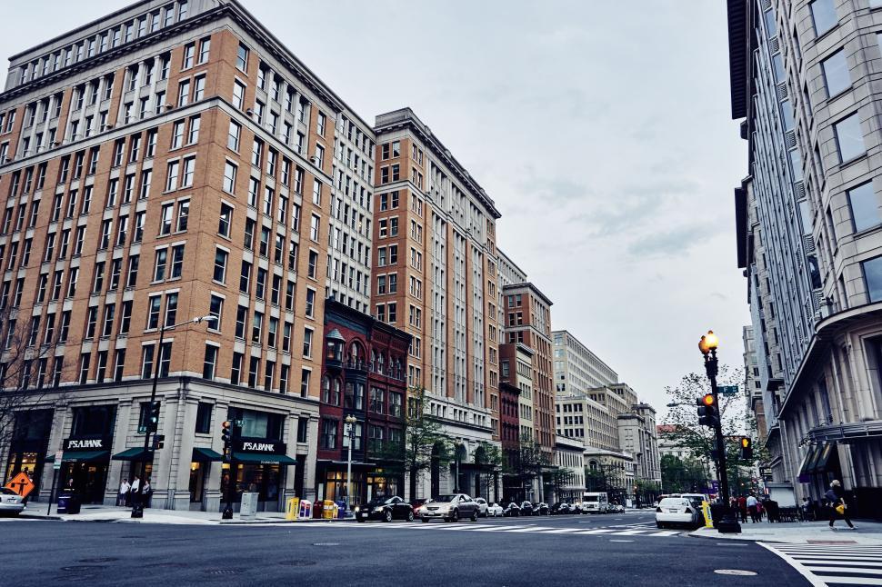 Free Image of A street with cars and buildings 